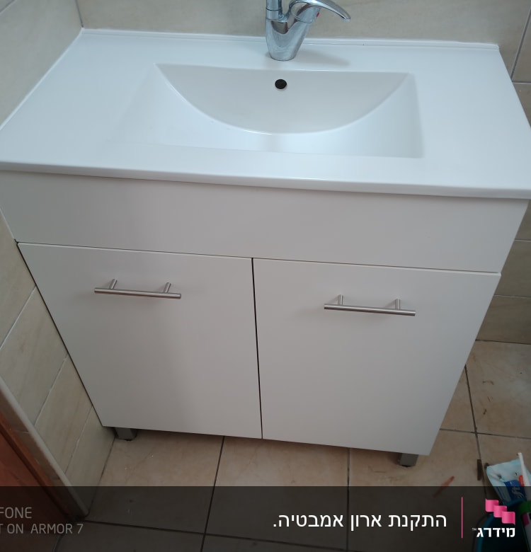ארון אמבטיה לבן עם כיור וברז